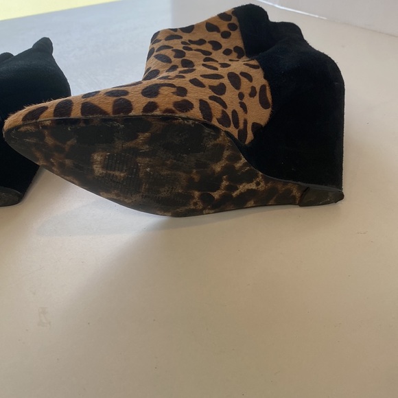 Betsey Johnson Leopard Calf Hair/Black Suede Fringed, 4” Wedge Bootie. Size 10 - Picture 8 of 10